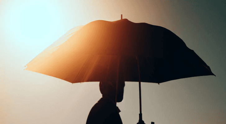 شخص يحمل مظلة شمسية عبر تقنية الذكاء الاصطناعي