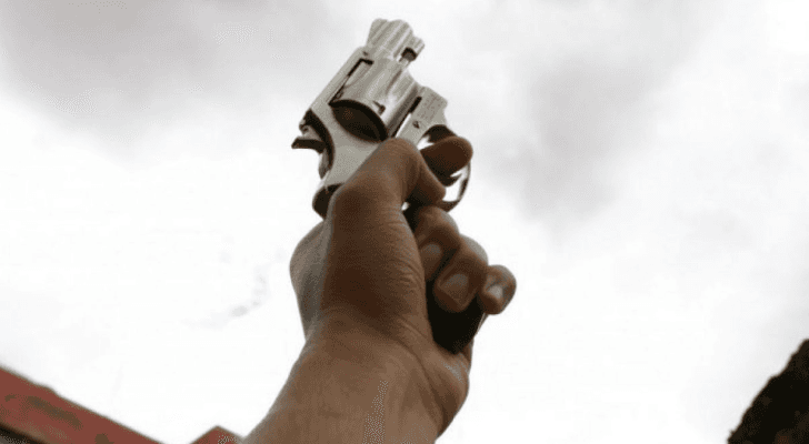 شخص يطلق عيارات نارية
