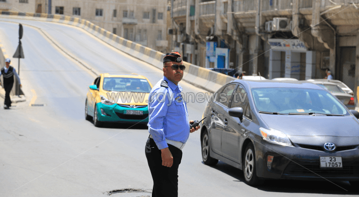 رجل سير في أحد شوارع العاصمة عمان