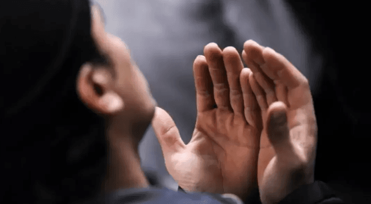 شخص يتضرع إلى الله