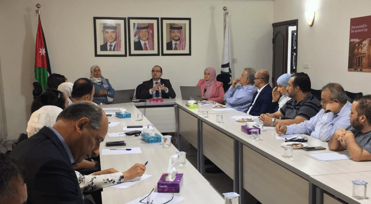 رئيس المركز الوطني لمكافحة الأوبئة والأمراض السارية بالوكالة الدكتور محمد اليحيى أثناء الاجتماع