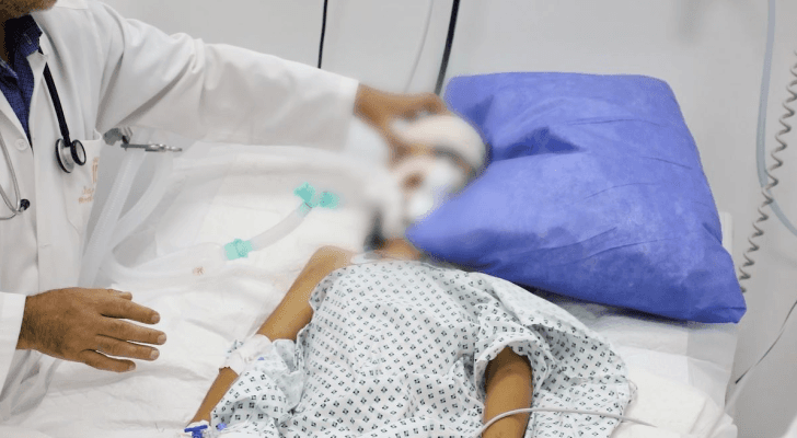 الطففلة على سرير الشفاء