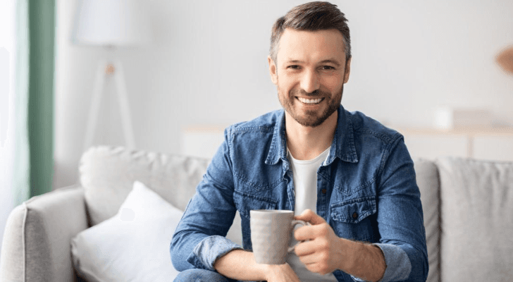 صورة تعبيرية لشخص يحمل كوب