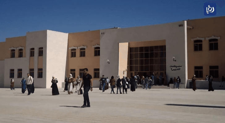 طلبة أمام إحدى الكليات
