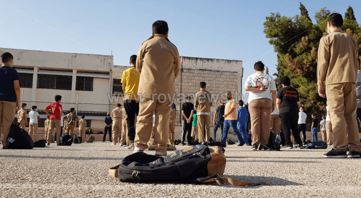 صورة أرشيفية لطلبة في إحدى المدارس الحكومية يصطفون في الطابور الصباحي