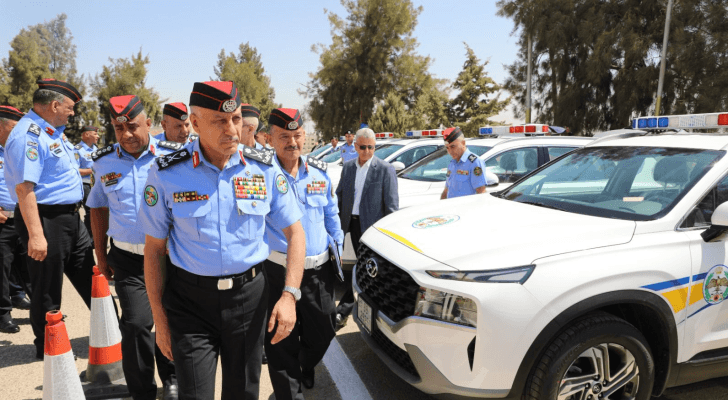 مدير الأمن العام اللواء عبيد الله المعايطة أثناء تفقده الدوريات الخارجية