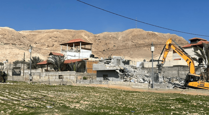 آليات الاحتلال تهدم منزل فلسطيني في الديوك التحتا