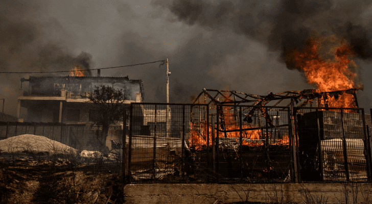 حرائق مستعرة شمال أثينا