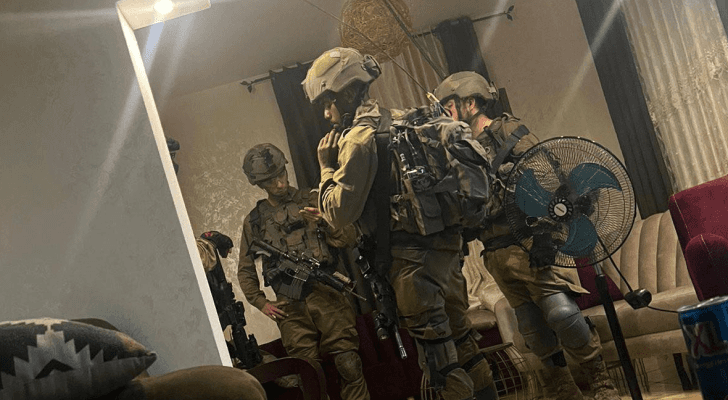 قوات الاحتلال خلال مداهمة أحد المنازل جنوب نابلس