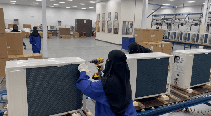 عاملات في مصنع التكييف