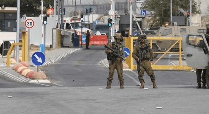 صورة أرشيفية لعناصر من قوات الاحتلال تنصب حاجزا عسكريا