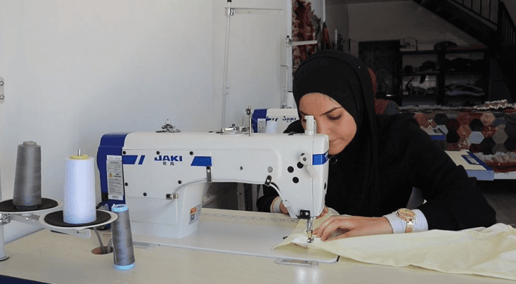 فتاة تتقن مهارات الخياطة
