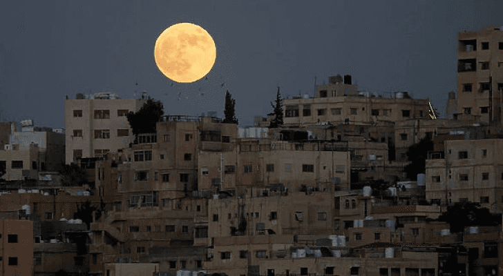 القمر العملاق - أرشيفية