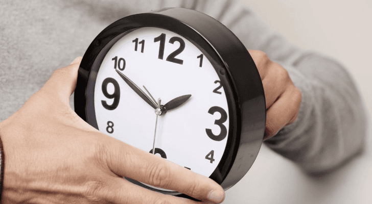 شخص يقوم بتعديل عقارب الساعة