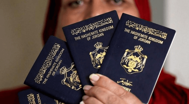 سيدة تحمل جوازات سفر أردنية