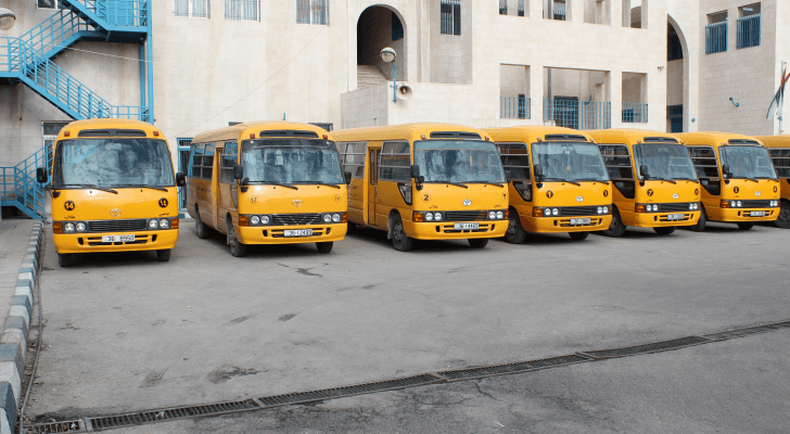 صورة أرشيفية لباصات تتبع لمدرسة خاصة