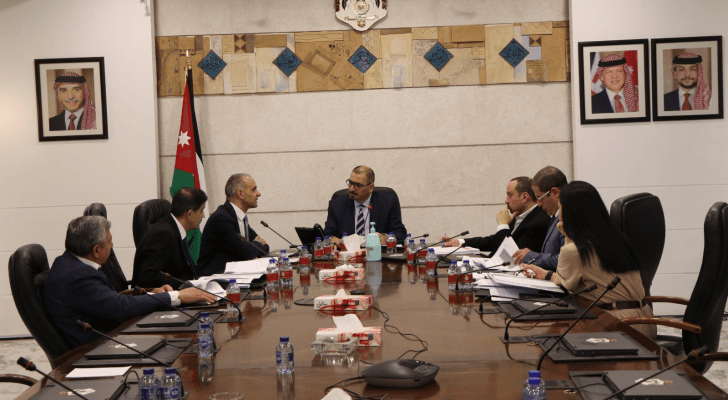 الصورة خلال اجتماع الفريق المكلف بمراجعة الاستيضاحات الموثقة لدى ديوان المحاسبة