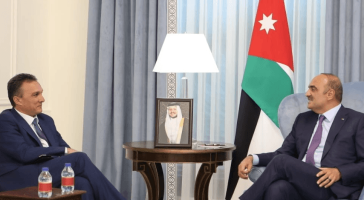 الخصاونة ووزير الدفاع القبرصي في دار رئاسة الوزراء