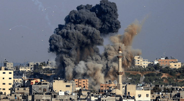 صورة أرشيفية للحظة استهداف أحد المواقع في غزة