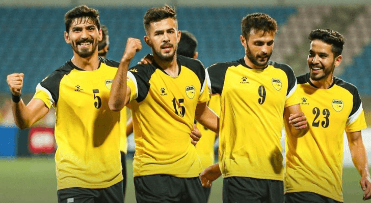 لاعبو الحسين يحتفلون بهدف سابق