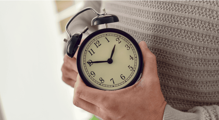 صورة تعبيرية لشخص يعدل التوقيت