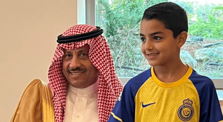صورة لمقابلة السفير السعودي مع الطفل الفلسطيني