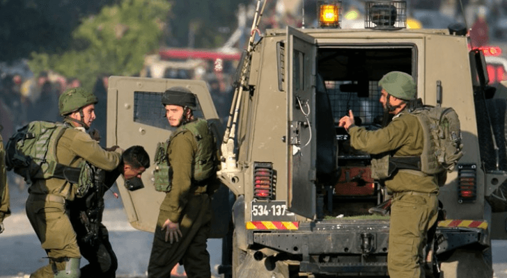 صورة أرشيفية لعناصر من قوات الاحتلال الإسرائيلي أثناء اعتقال فلسطيني
