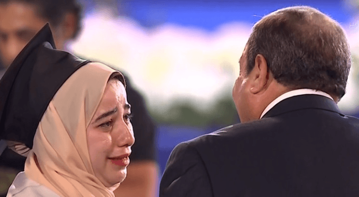 الطالبة الجامعية غادة عبد الله أثناء لقائها بالرئيس المصري محمد السيسي