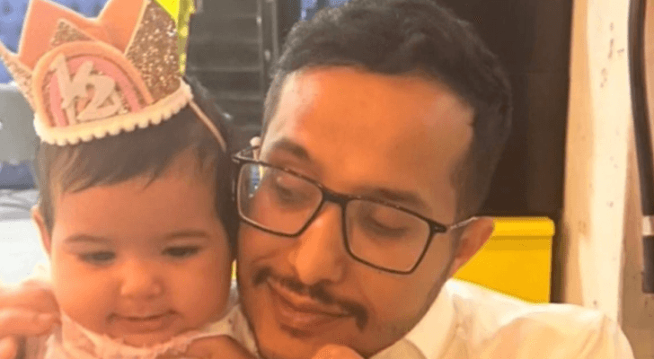 صورة  اليوتيوبر السعودي إبراهيم السهيمي برفقة طفلته التي لحقت به