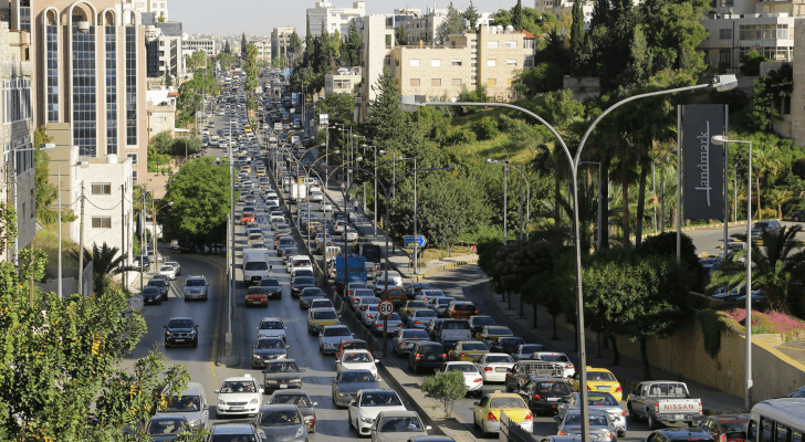 مركبات تسير عبر الطرقات
