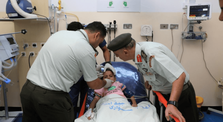 جنى الحنجوري والكادر الطبي