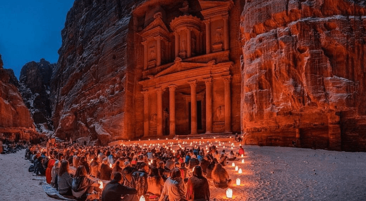 زوار المدينة الوردية - البترا