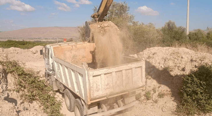 الصورة من حملة صيانة وتنظيف لمجاري الأودية