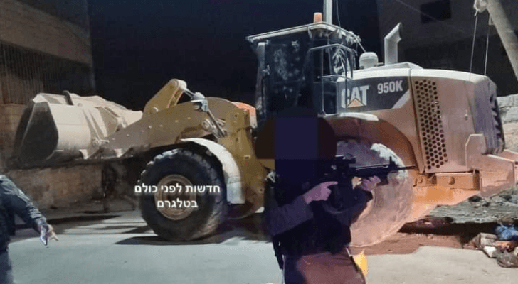 صورة الجرافة التي اقتحم بها فلسطيني حاجز للاحتلال