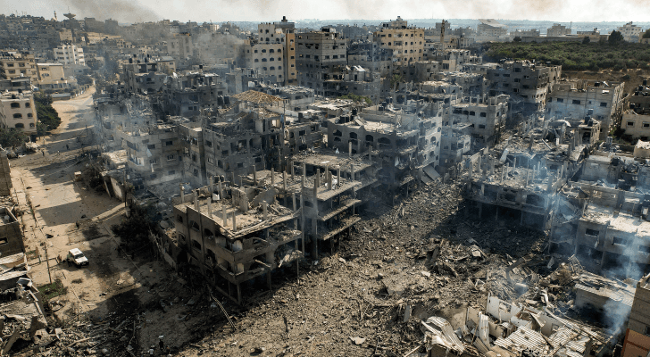 صورة جوية للمباني المدمرة في مخيم جباليا جراء العدوان على غزة