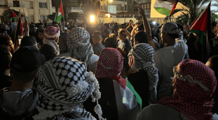 وقفة بالقرب من مسجد الكالوتي