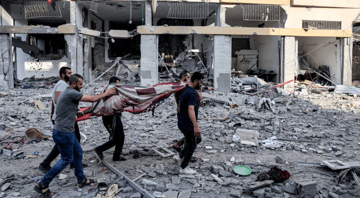 غزيون يحملون شهيدا سقط في قصف الاحتلال على قطاع غزة