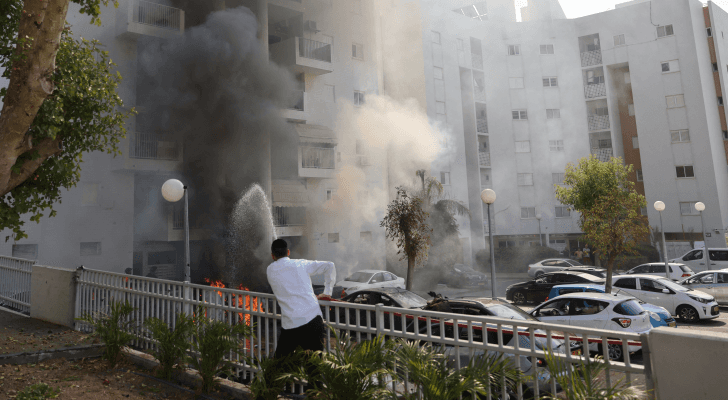 مستوطن يختبئ جراء قصف المقاومة الفلسطينية من قطاع غزة