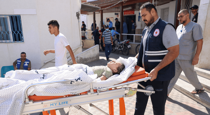 نقل طفل غزي لتلقي العلاج بعد قصف الاحتلال الإسرائيلي للقطاع