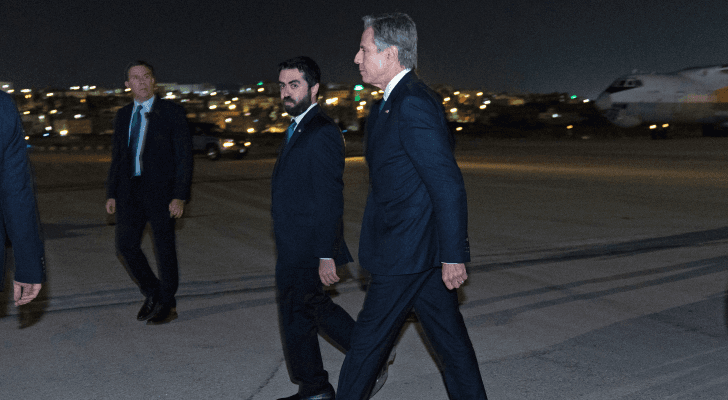 لحظة وصول وزير الخارجية الأمريكي إلى عمان