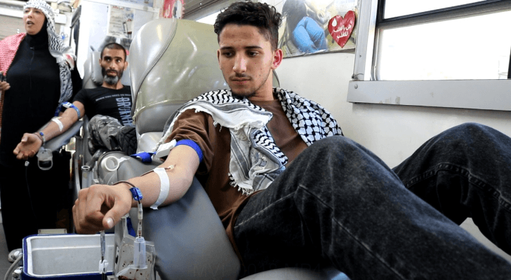 أردني يتبرع  بالدم لأبناء قطاع غزة 