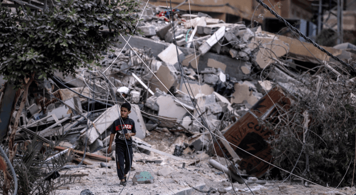 طفل ينجو من غارات الاحتلال في قطاع غزة