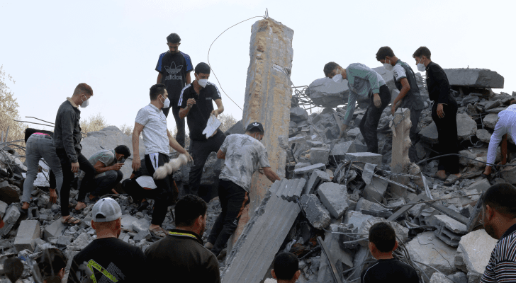 غزيون يبحثون عن شهداء وناجين تحت أنقاذ منزل تعرض للقصف