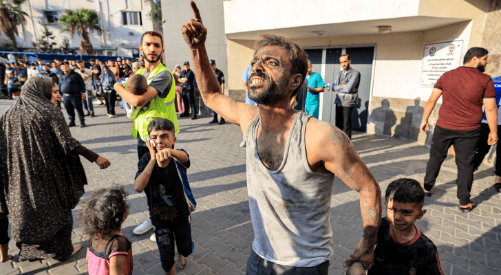 فلسطيني يصرخ من ألم العدوان على القطاع