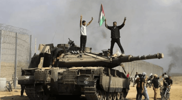 فلسطينيون يعتلون دبابة للاحتلال في طوفان الأقصى