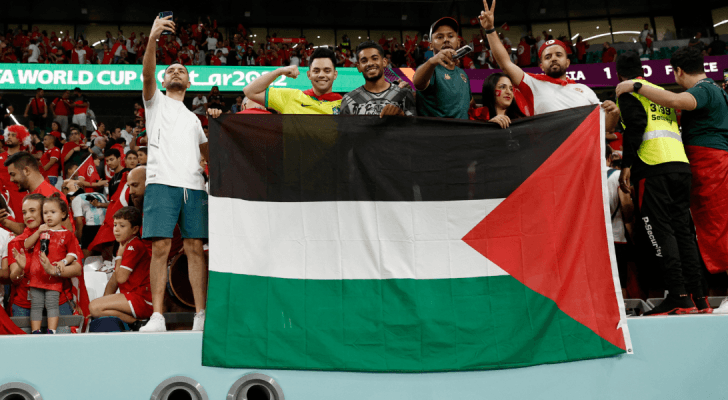 جماهير ترفع العلم الفلسطيني
