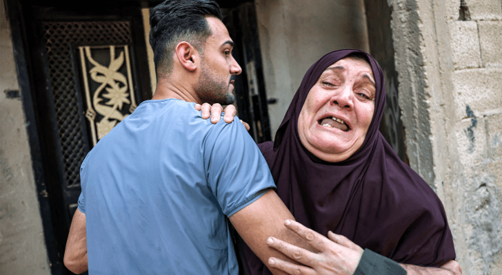 سيدة غزية تبكي