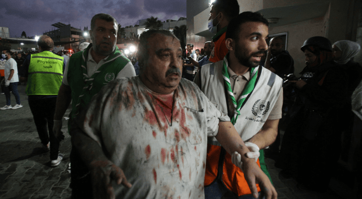 فلسطيني أصيب جراء قصف منزله من قوات الاحتلال الإسرائيلي
