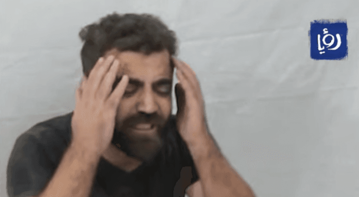 فلسطيني يبكي أمام جثمان زوجته التي ارتقت بقصف الاحتلال