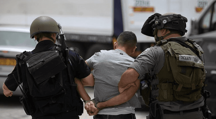 عناصر من قوات الاحتلال الإسرائيلي تعتقل فلسطينيا